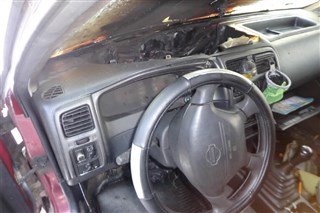 Nissan Almera хэтчбек 5 дв. 1999 г.